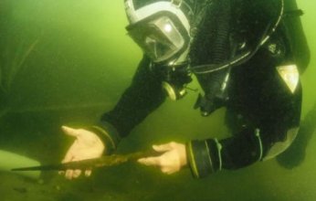 لغز تاريخي ينهض من أعماق بحيرة بولندية… رمح فاخر يُرجّح أنه لنبيل في العصور الوسطى