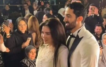 شاهد.. مي عز الدين تتألق في أول ظهور رسمي مع زوجها أحمد تيمور