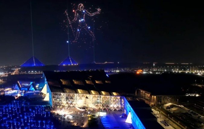 عروض ساحرة تضيء سماء المتحف المصري الكبير وأهرامات الجيزة عروض ساحرة تضيء سماء المتحف المصري الكبير وأهرامات الجيزة