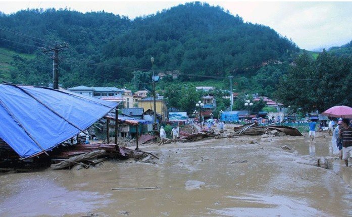 فيضانات فيتنام تودي بحياة 90 شخصا وتتسبب بخسائر طائلة.. ماذا يحدث؟