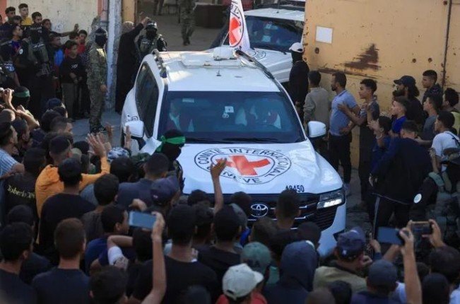 جيش الاحتلال: الصليب الأحمر تسلم 3 جثامين لمحتجزين