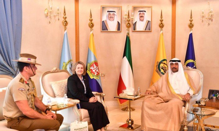 وزير الدفاع الكويتي يبحث مع سفيرة أستراليا لدى البلاد مواضيع مشتركة