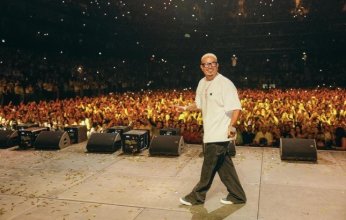 عمرو دياب يتألق في دبي بحفل أسطوري.. يرتدي مفتاح الحياة ويحيّي افتتاح المتحف المصري الكبير