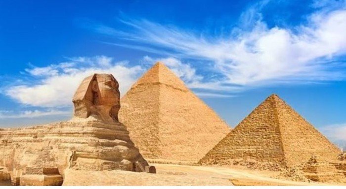 زاهي حواس يكشف حقيقة وجود آثار أو مبانٍ تحت الأهرامات وأبو الهول