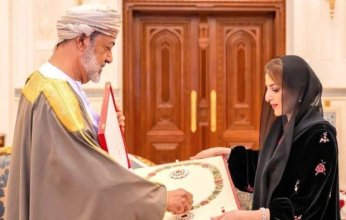 السلطان هيثم بن طارق يمنح السيدة الجليلة وسام الشرف الأعظم