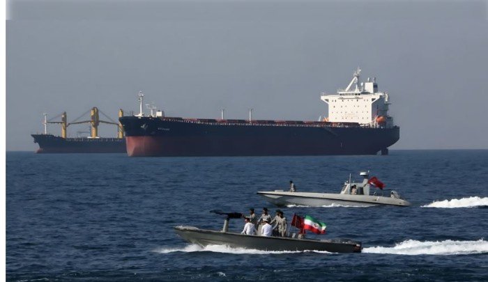 تفاصيل احتجاز إيران لناقلة نفط بمضيق هرمز تفاصيل احتجاز إيران لناقلة نفط بمضيق هرمز