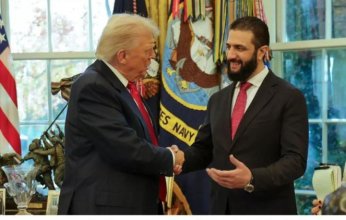 شاهد | بالفيديو.. هدية غامضة من ترامب للشرع تثير جدلًا واسعًا