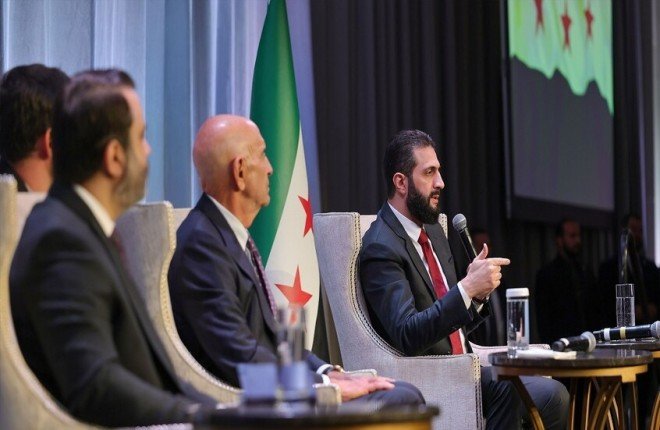 من سياسة إطفاء الحرائق إلى هندسة الدولة… أحمد الشرع يطلق رؤية جديدة لمستقبل سوريا من سياسة إطفاء الحرائق إلى هندسة الدولة… أحمد الشرع يطلق رؤية جديدة لمستقبل سوريا