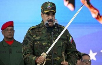 في ظل تصاعد التوتر مع واشنطن.. مادورو يشهر «سيف بوليفار» وموسكو تدفع بقوات دعم إلى كاراكاس