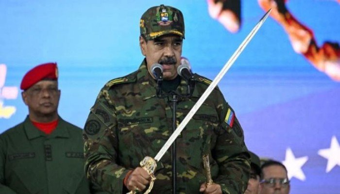 في ظل تصاعد التوتر مع واشنطن.. مادورو يشهر «سيف بوليفار» وموسكو تدفع بقوات دعم إلى كاراكاس