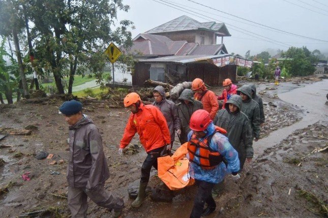 اندونيسيا: مقتل 84 وفقدان العشرات في فيضانات وانهيارات ضربت جزيرة سومطرة