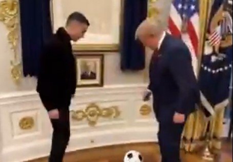 ترامب ينشر فيديو يلعب الكرة مع رونالدو بالمكتب البيضاوي ترامب ينشر فيديو يلعب الكرة مع رونالدو بالمكتب البيضاوي