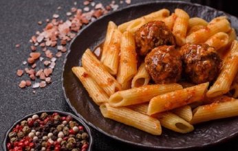 خبيرة تغذية تحذر من الجمع بين اللحم والبطاطس.. تعرف على الأسباب