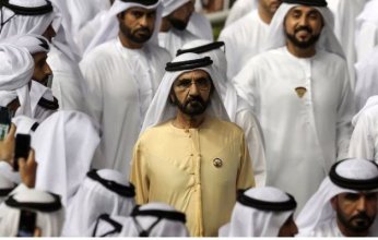 شاهد.. لحظة تعامل محمد بن راشد مع امرأة حاول المرافقون إبعادها تشعل مواقع التواصل