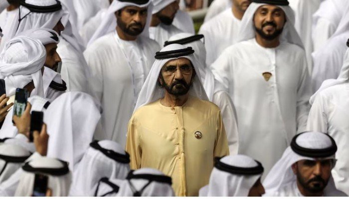 شاهد.. لحظة تعامل محمد بن راشد مع امرأة حاول المرافقون إبعادها تشعل مواقع التواصل شاهد.. لحظة تعامل محمد بن راشد مع امرأة حاول المرافقون إبعادها تشعل مواقع التواصل