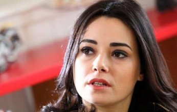 نجاة الفنانة التركية أوزغو نامال وعائلتها من حادث سير مروع.. ماذا حدث؟