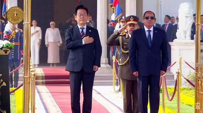 بث مباشر.. الرئيس السيسي وقرينته يستقبلان رئيس كوريا الجنوبية وحرمه