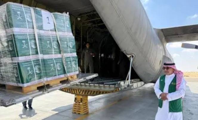 طائرة مساعدات سعودية تصل مطار العريش لصالح الفلسطينيين بقطاع غزة طائرة مساعدات سعودية تصل مطار العريش لصالح الفلسطينيين بقطاع غزة