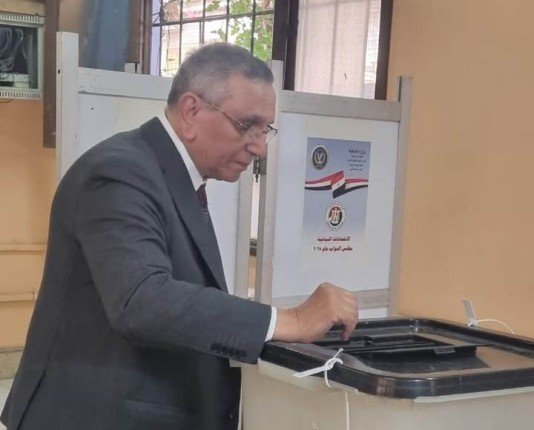 مصر.. رئيس حزب الوفد يدلي بصوته في لجنة مدرسة "بدر" بالدقي
