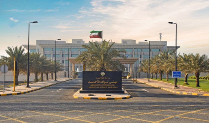 «الداخلية الكويتية»: ضبط مواطن «سوابق» يروّج مبالغ مجهولة المصدر عبر مواقع التواصل