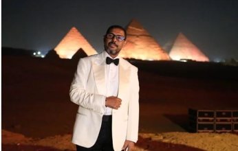 هاني فرحات يقود الأوركسترا الملكي البريطاني في حفل صدى الأهرامات