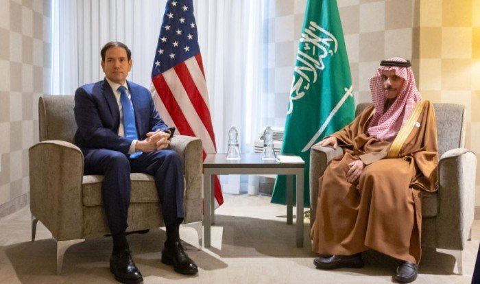 السعودية وأمريكا تبحثان سبل تعزيز العلاقات الثنائية بين البلدين السعودية وأمريكا تبحثان سبل تعزيز العلاقات الثنائية بين البلدين