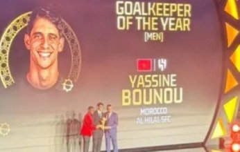 الحضرى يسلم ياسين بونو جائزة أفضل حارس فى أفريقيا 2025