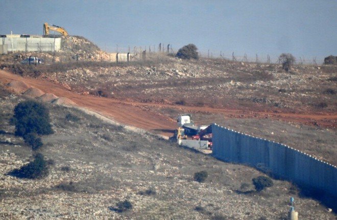 جيش الاحتلال الإسرائيلي يواصل تشييد جدار عازل جنوبي لبنان