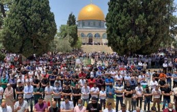 عشرات الآلاف من الفلسطينيين يؤدون صلاة الجمعة في المسجد الأقصى المبارك