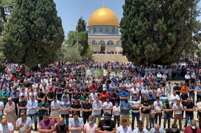 عشرات الآلاف من الفلسطينيين يؤدون صلاة الجمعة في المسجد الأقصى المبارك عشرات الآلاف من الفلسطينيين يؤدون صلاة الجمعة في المسجد الأقصى المبارك