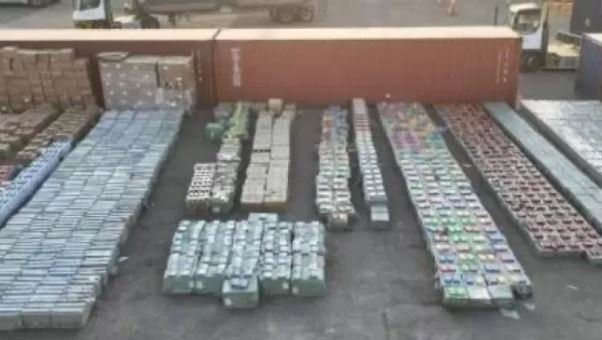 إحباط محاولة تهريب كمية من الألعاب النارية والأجهزة المحظورة بميناء العين السخنة