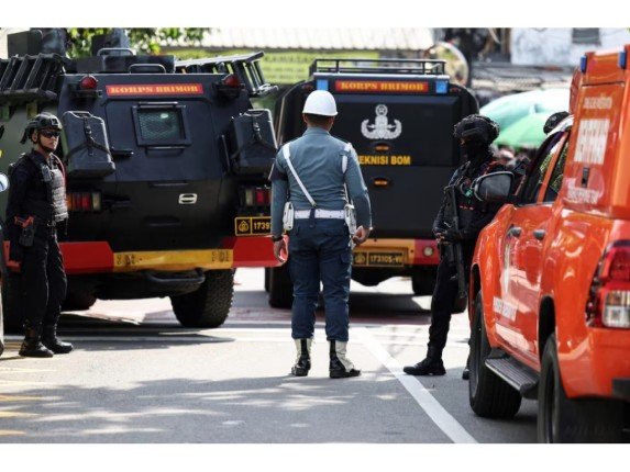 إصابة 54 شخصا جراء انفجار بمسجد في العاصمة الإندونيسية.. ماذا يحدث؟ إصابة 54 شخصا جراء انفجار بمسجد في العاصمة الإندونيسية.. ماذا يحدث؟