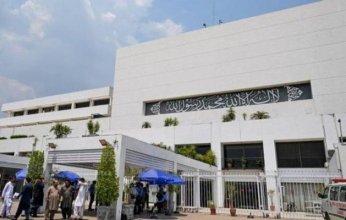 البرلمان الباكستاني يقر تعديلات دستورية تحصن الرئيس وقائد الجيش.. ما التفاصيل؟