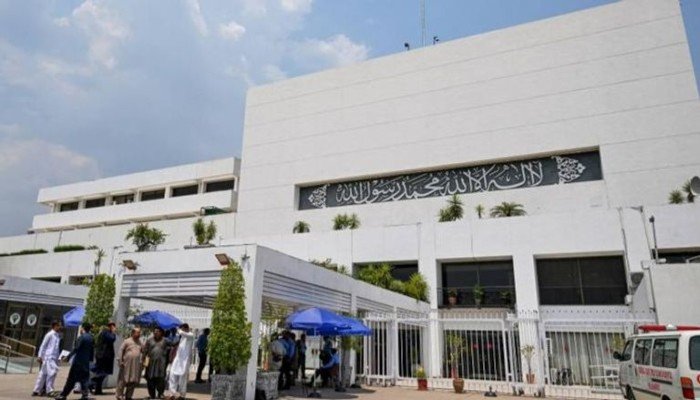 البرلمان الباكستاني يقر تعديلات دستورية تحصن الرئيس وقائد الجيش.. ما التفاصيل؟