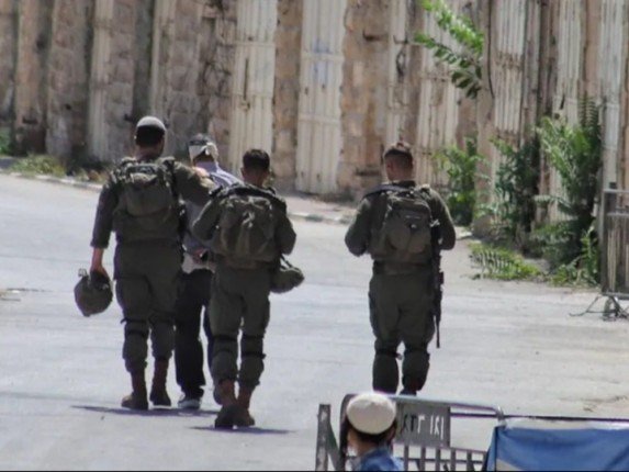 الاحتلال الإسرائيلي يعتقل 4 سوريين في ريف القنيطرة الاحتلال الإسرائيلي يعتقل 4 سوريين في ريف القنيطرة