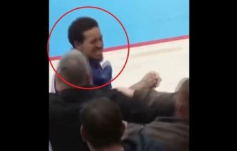 شاهد.. طرد لاعب أمريكي عملاق بعد اعتدائه على أحد المشجعين