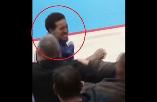 شاهد.. طرد لاعب أمريكي عملاق بعد اعتدائه على أحد المشجعين شاهد.. طرد لاعب أمريكي عملاق بعد اعتدائه على أحد المشجعين