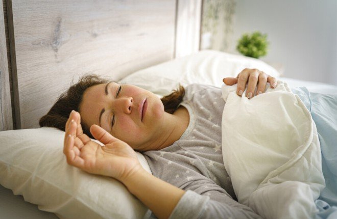 النوم العميق.. مفتاح واعد لفكّ لغز طنين الأذن الذي يطارد 15% من البشر