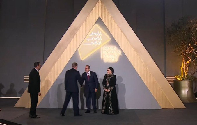 الرئيس السيسى والسيدة قرينته يستقبلان وفود حفل افتتاح المتحف المصرى الكبير الرئيس السيسى والسيدة قرينته يستقبلان وفود حفل افتتاح المتحف المصرى الكبير