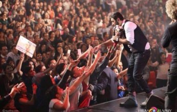 استقبال حافل للنجم تامر حسنى فى باريس.. .وحفل كامل العدد.. والجماهير تغلق الشوارع الفرنسية