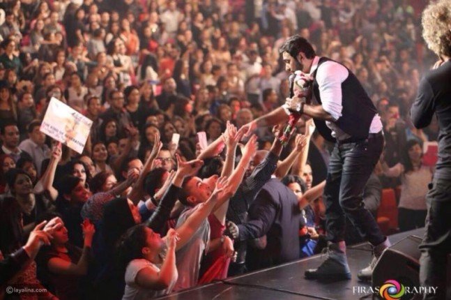 استقبال حافل للنجم تامر حسنى فى باريس.. .وحفل كامل العدد.. والجماهير تغلق الشوارع الفرنسية