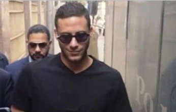 وصول رمضان صبحى استعدادًا لبدء ثانى جلسات قضية التزوير بجنايات الجيزة