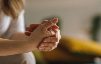 هل تسبب طقطقة الأصابع التهاب المفاصل؟ خبير يوضح الحقائق الطبية بعيداً عن الخرافات