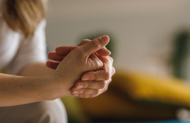 هل تسبب طقطقة الأصابع التهاب المفاصل؟ خبير يوضح الحقائق الطبية بعيداً عن الخرافات