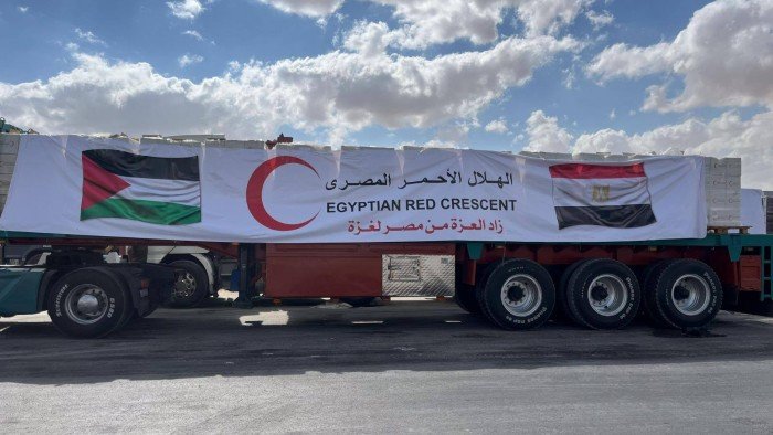 الهلال الأحمر المصري يرسل القافلة رقم 71 من «زاد العزة» إلى غزة بـ8 آلاف طن مساعدات