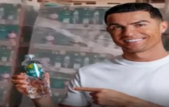 شاهد بالفيديو.. توزيع عبوات مياه باسم كريستيانو رونالدو في مساجد جدة