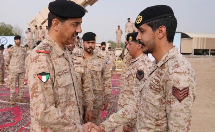 رئيس الأركان العامة للجيش الكويتي يقوم بزيارة إلى سلاح الدفاع الجوي رئيس الأركان العامة للجيش الكويتي يقوم بزيارة إلى سلاح الدفاع الجوي