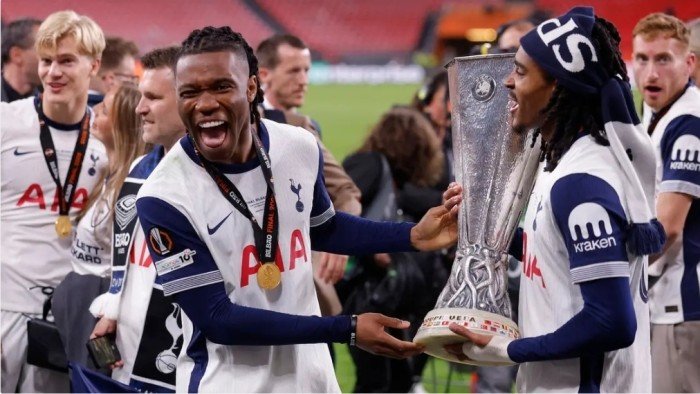 تفاصيل تهديد لاعب توتنهام بسلاح ناري في شوارع لندن