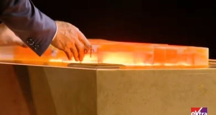 السيسي يضع القطعة الأخيرة في مجسم المتحف المصري الكبير معلنا افتتاحه الرسمي السيسي يضع القطعة الأخيرة في مجسم المتحف المصري الكبير معلنا افتتاحه الرسمي