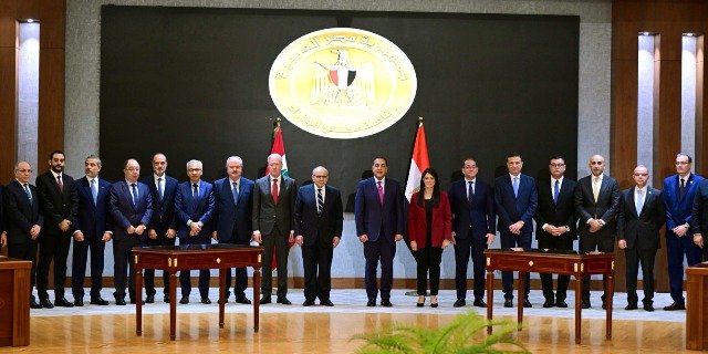 رئيسا وزراء مصر ولبنان يشهدان توقيع عدد من بروتوكولات التعاون بين البلدين في مختلف المجالات رئيسا وزراء مصر ولبنان يشهدان توقيع عدد من بروتوكولات التعاون بين البلدين في مختلف المجالات